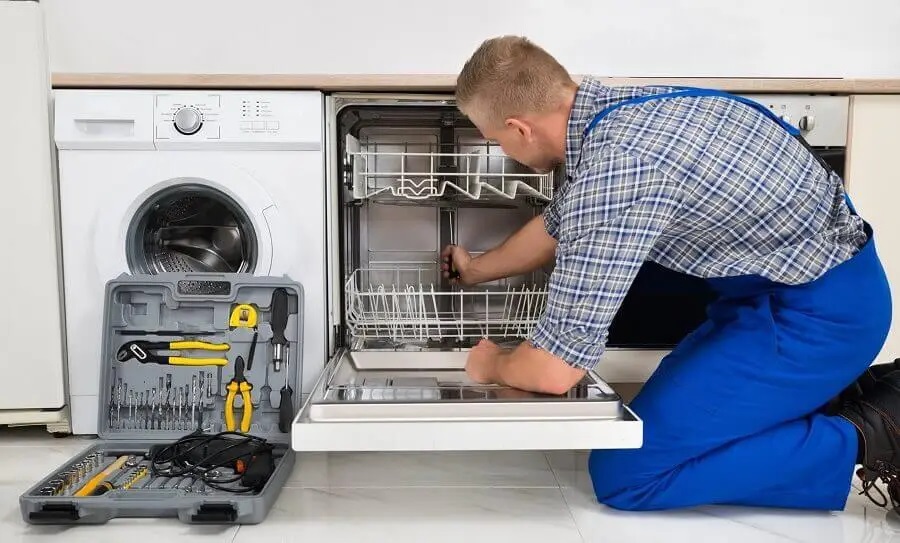 Torbalı Sunny servisi teknisyen ekibi beyaz eşya tamiri yaparken